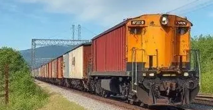 trem de carga descarrila em Araraquara (SP)