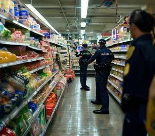 homem é preso ao roubar funcionários de supermercado