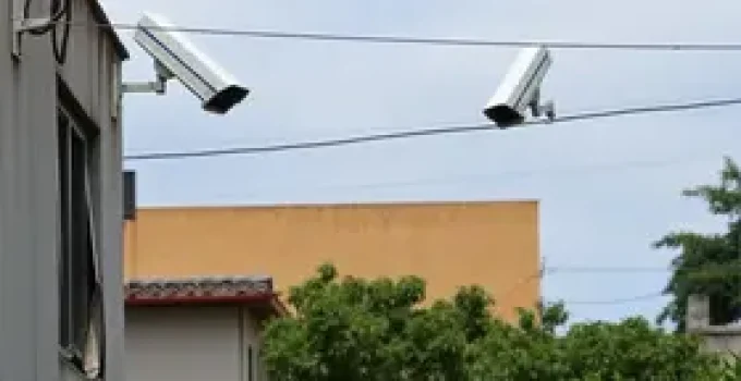 Câmeras mostram ladrões destruindo vitrines em Araraquara, SP