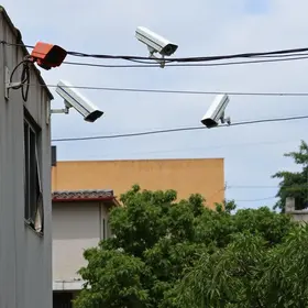 Câmeras mostram ladrões destruindo vitrines em Araraquara, SP